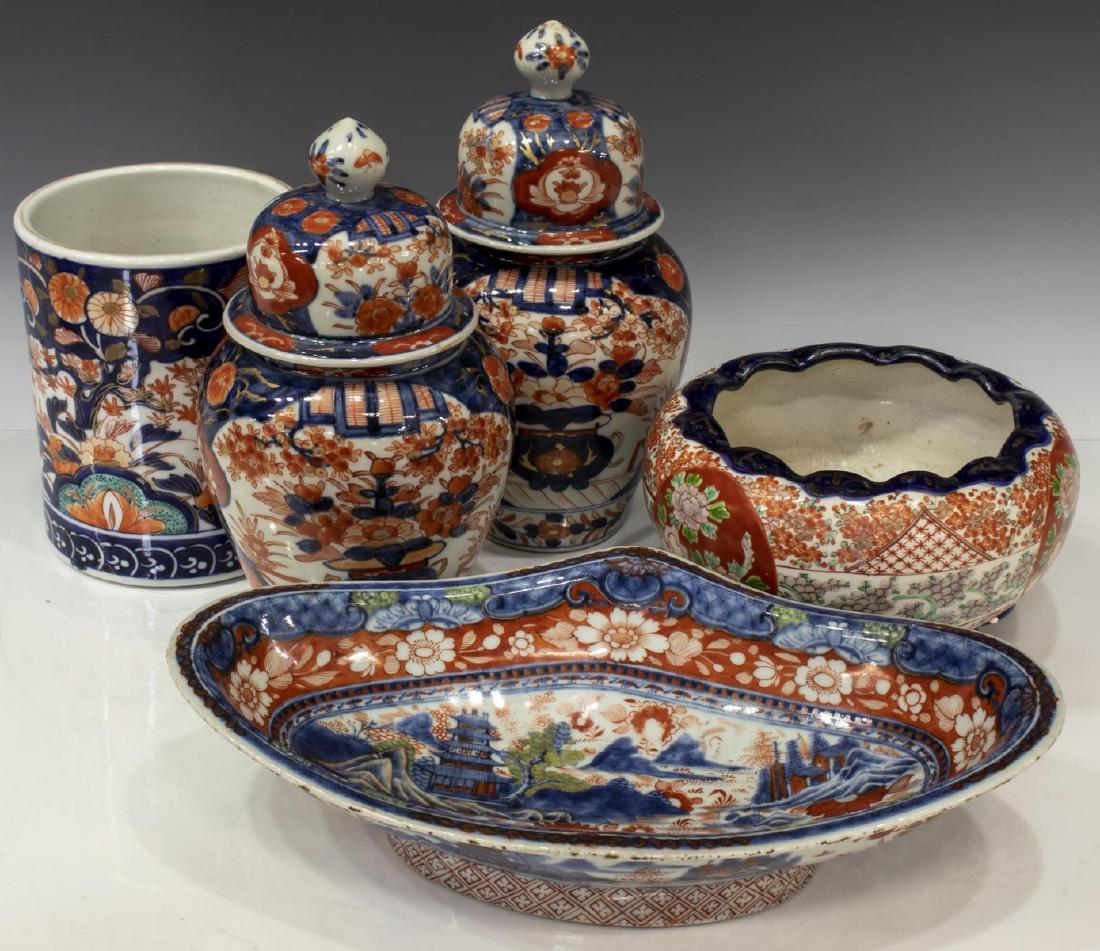 (5) JAPANESE IMARI PORCELAIN CABINET & TABLE GROUP: (lot of 5) Japanese Imari palette porcelain table and cabinet ware, including: (1) cylindrical vase, (1) footed pot, (2) lidded jars, (1) oval bowl, all with various floral, figural and scenic decorat