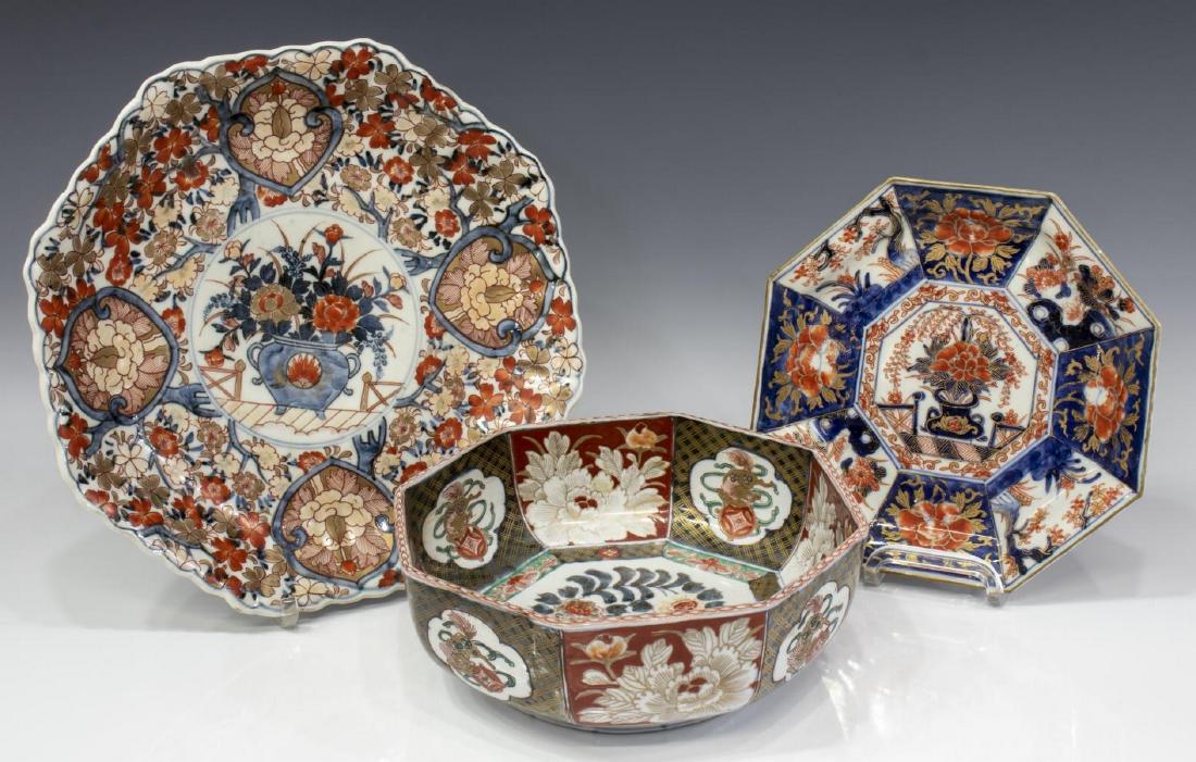 (3) JAPANESE IMARI PORCELAIN TABLEWARE: (lot of 3) Japanese Imari porcelain tableware, including: (1) octagonal bowl, parcel gilt, with alternating reserves of foo lion and floral blooms, unmarked, approx 3.25"h, 9.5"w, (1) small octagonal 