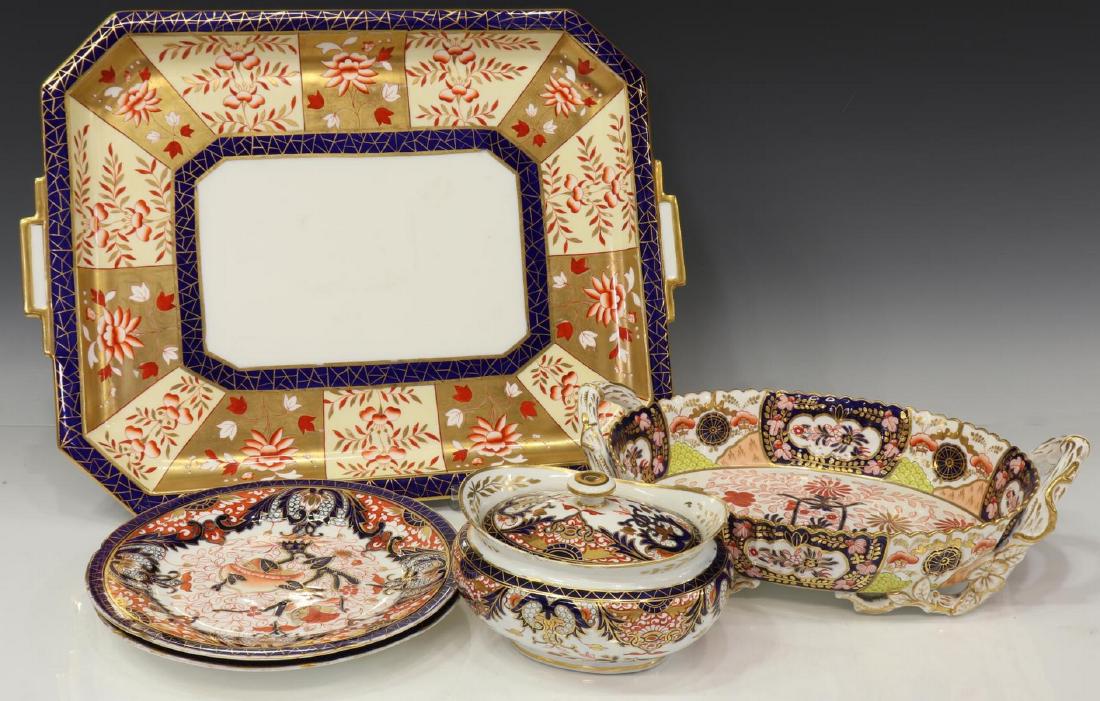 (5) WEDGEWOOD & OTHER IMARI PALETTE PORCELAIN: (lot of 5) Imari palette parcel gilt dinnerware, including: (2) salad plates, 8.75"diam, (1) lidded sugar bowl, chip to rim, 3.75"h, (1) serving platter with two handles, some chips, slight fractures 