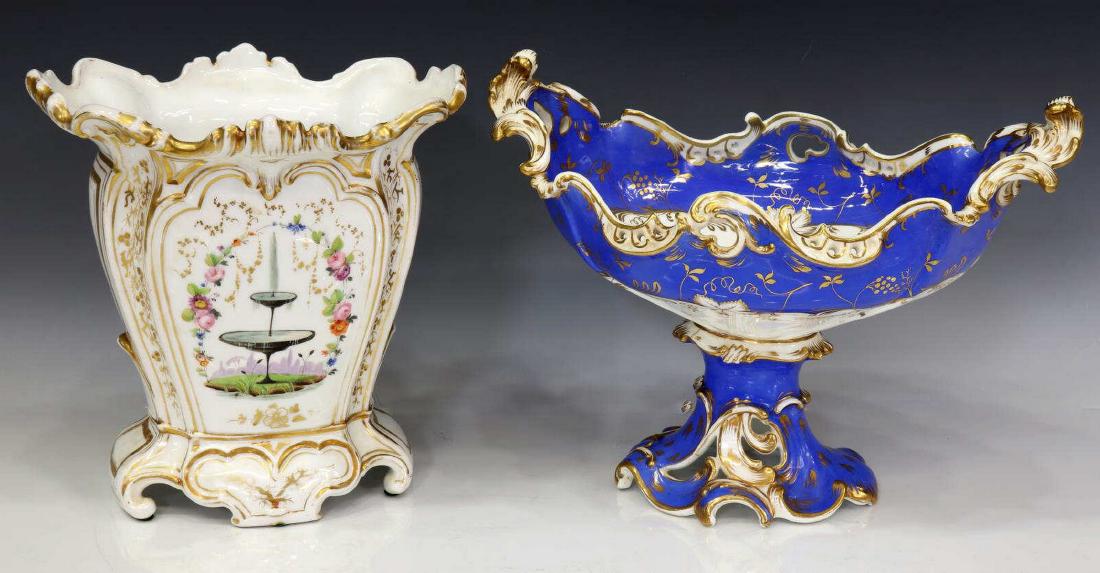 (2) PARCEL GILT PAINTED PORCELAIN VASE & COMPOTE: (lot of 2) Parcel gilt porcelain table items, 19th/ 20th c., comprising: (1) Old Paris hand painted vase, showing florals to one face and an outdoor fountain scene to second face, (1) blue and white p
