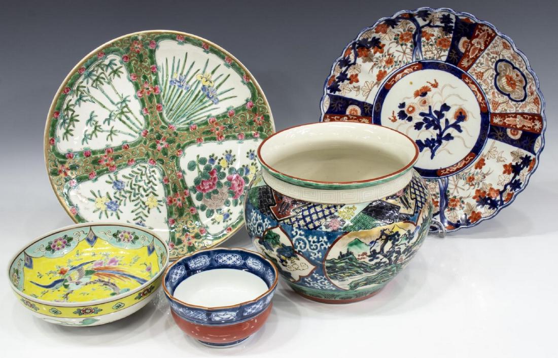 (5) CHINESE & JAPANESE PORCELAIN TABLEWARE: (lot of 5) Asian porcelain tableware, highlights include: (1) Chinese rose medallion charger, parcel gilt, four reserves with floral sprays and bamboo stalks, character mark underfoot, approx 12.25"di