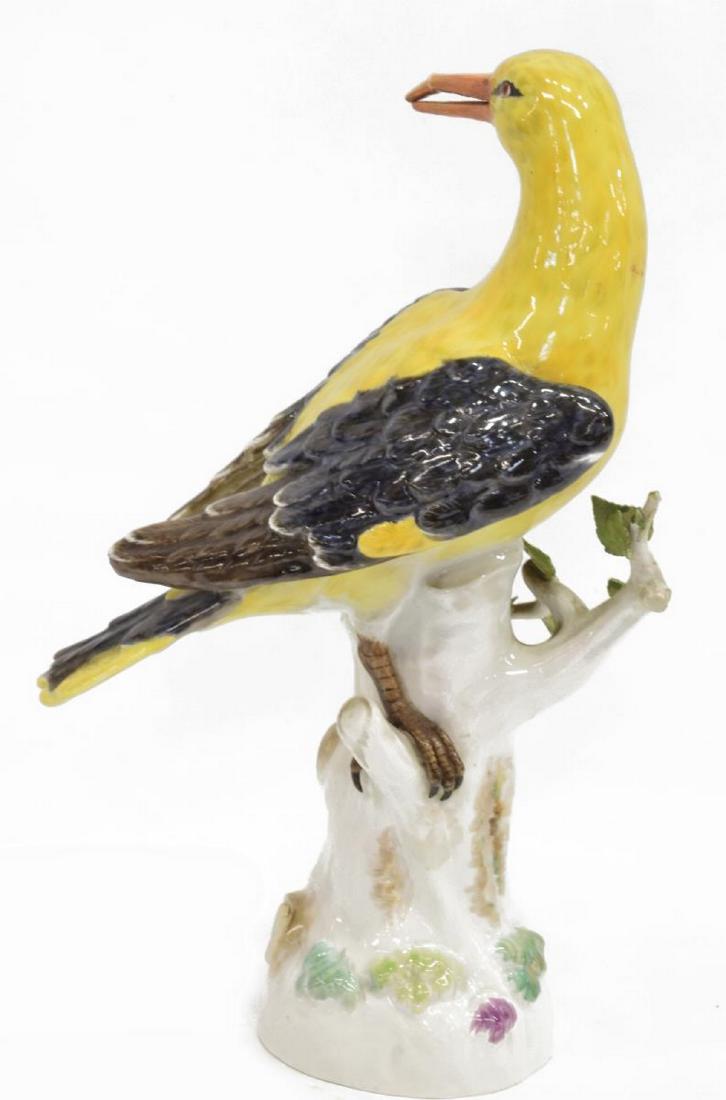 MEISSEN PORCELAIN BIRD GOLDEN ORIOLE KAENDLER: Meissen porcelain bird figure, Golden Oriole, original model by Johann Joachim Kaendler (Germany, 1706-1775), with blue crossed swords mark at base, incised 820, retains retailer label for Erich Bauch