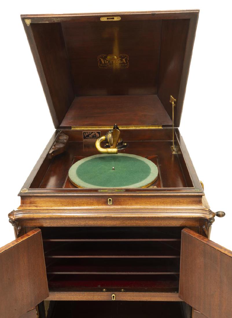 VICTROLA MAHOGANY STANDUP WINDUP PHONOGRAPH: Victor Victrola Talking Machine windup phonograph, Model VV-XVI, SN-129850H, manufactured in 1917, housed in a mahogany case, hinged top opens to the record table and sound arm, two upper doors openin