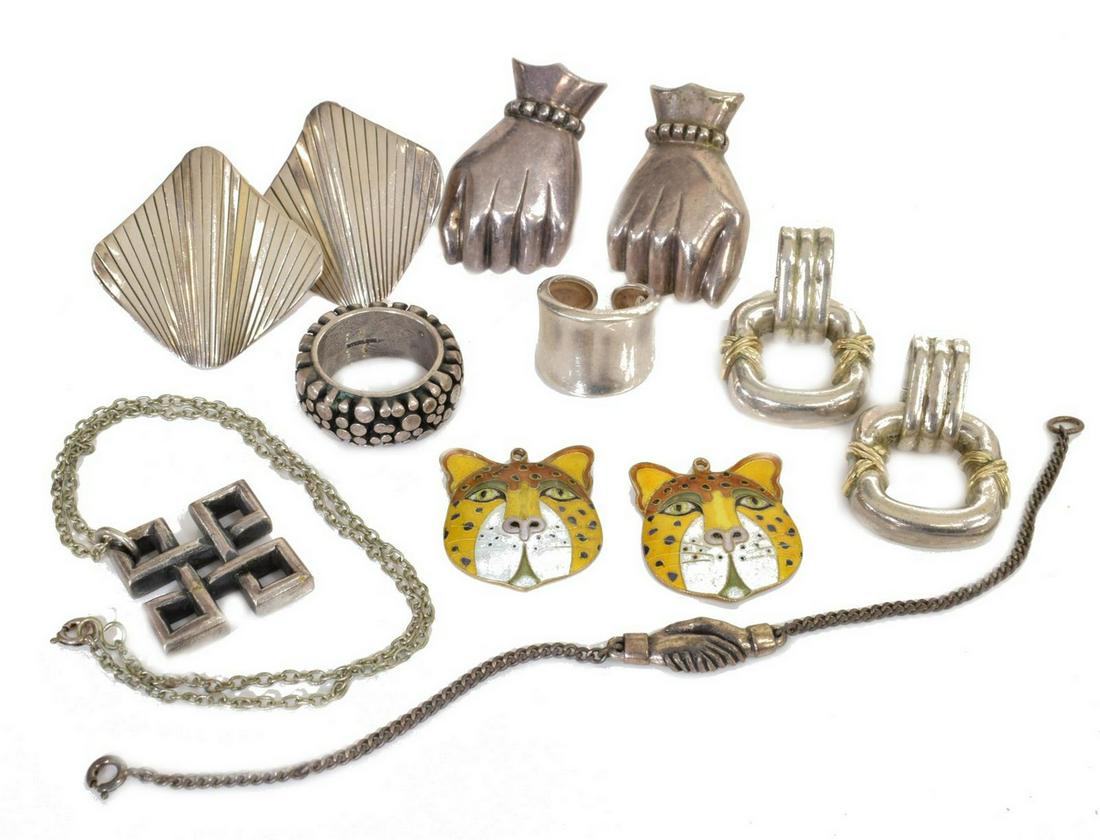 (LOT) ESTATE STERLING & SILVER JEWELRY GROUPING: (lot) Estate mixed sterling jewelry group, Modernist, vintage and more, including; (1) Robert Lee Morris modernist ring, adjustable, marked sterling; (pair) angular large earrings, for pierced ears, w