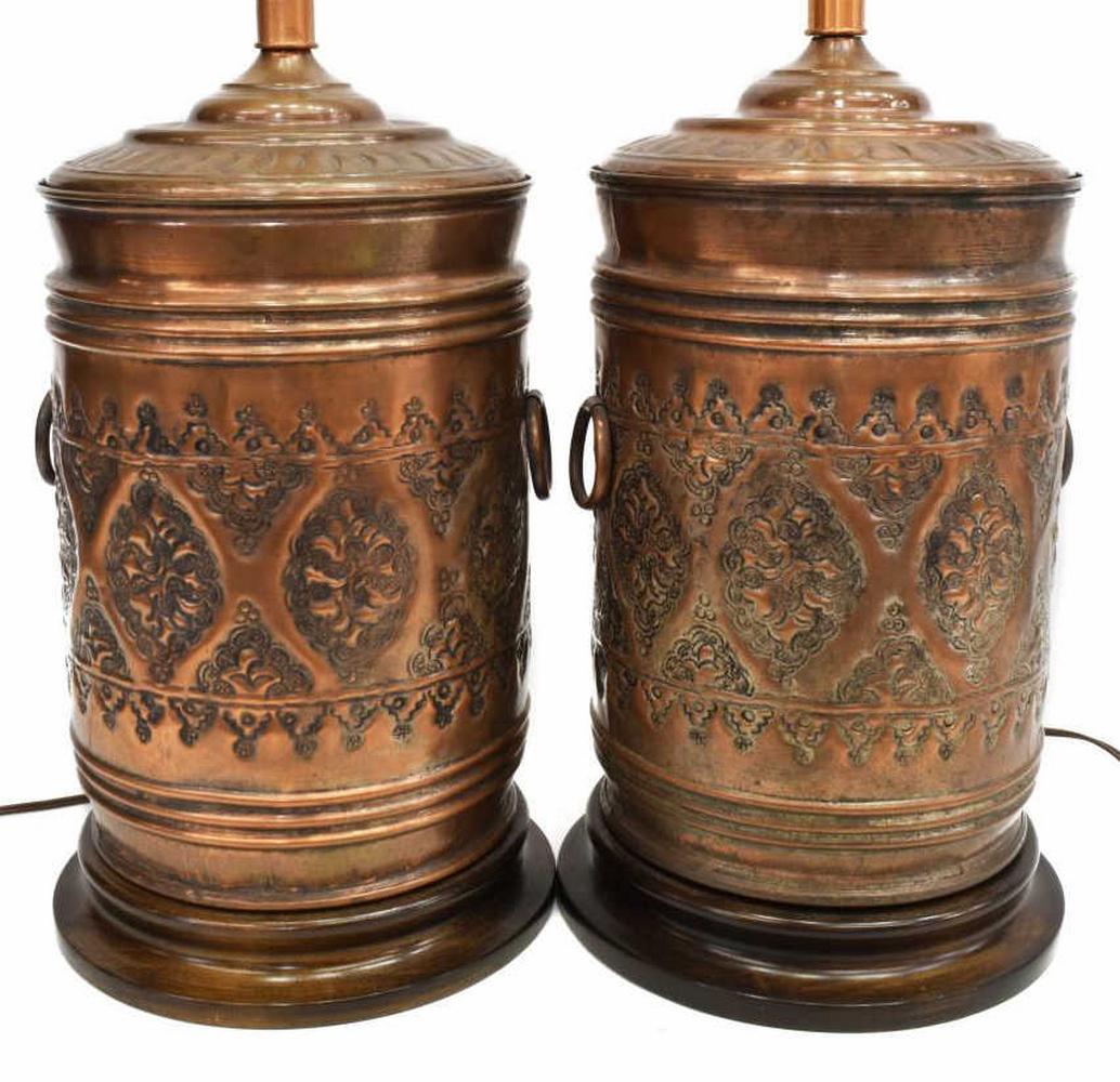 (PR) FREDERICK COOPER ARABESQUE COPPER TABLE LAMPS: (pair) Arabesque design copper single-light table lamps, Frederick Cooper, Chicago, having single light on cylindrical standard, the body decorated by hammered Arabesque pattern, accented by dual ring