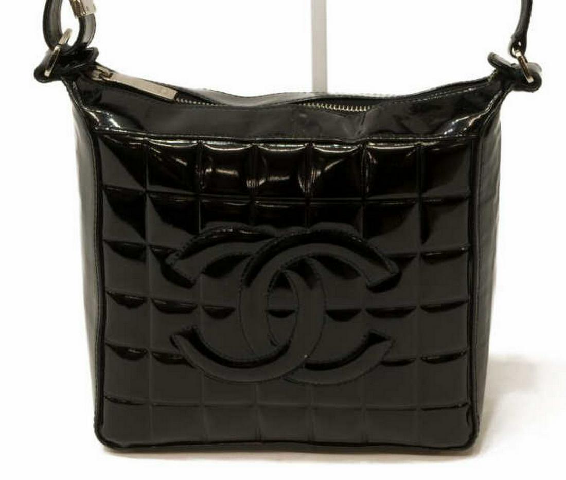CHANEL BLACK 'CHOCOLATE BAR' PATENT LEATHER BAG (1 of 5)