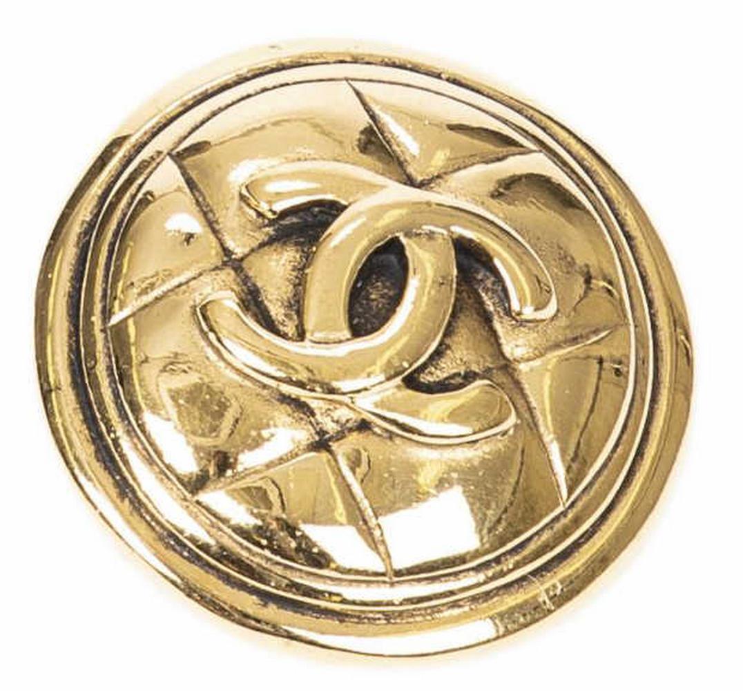 CHANEL GOLD-TONE QUILTED ROUND BROOCH (1 of 2)