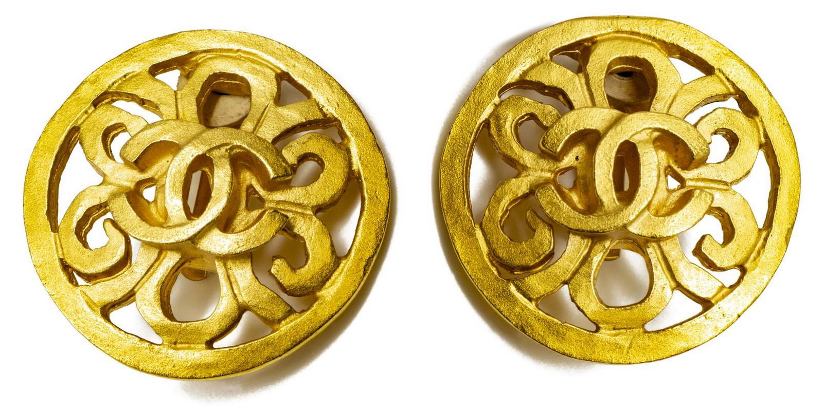 (PR) CHANEL GOLD-TONE CC LOGO FLOWER EARRINGS (1 of 3)