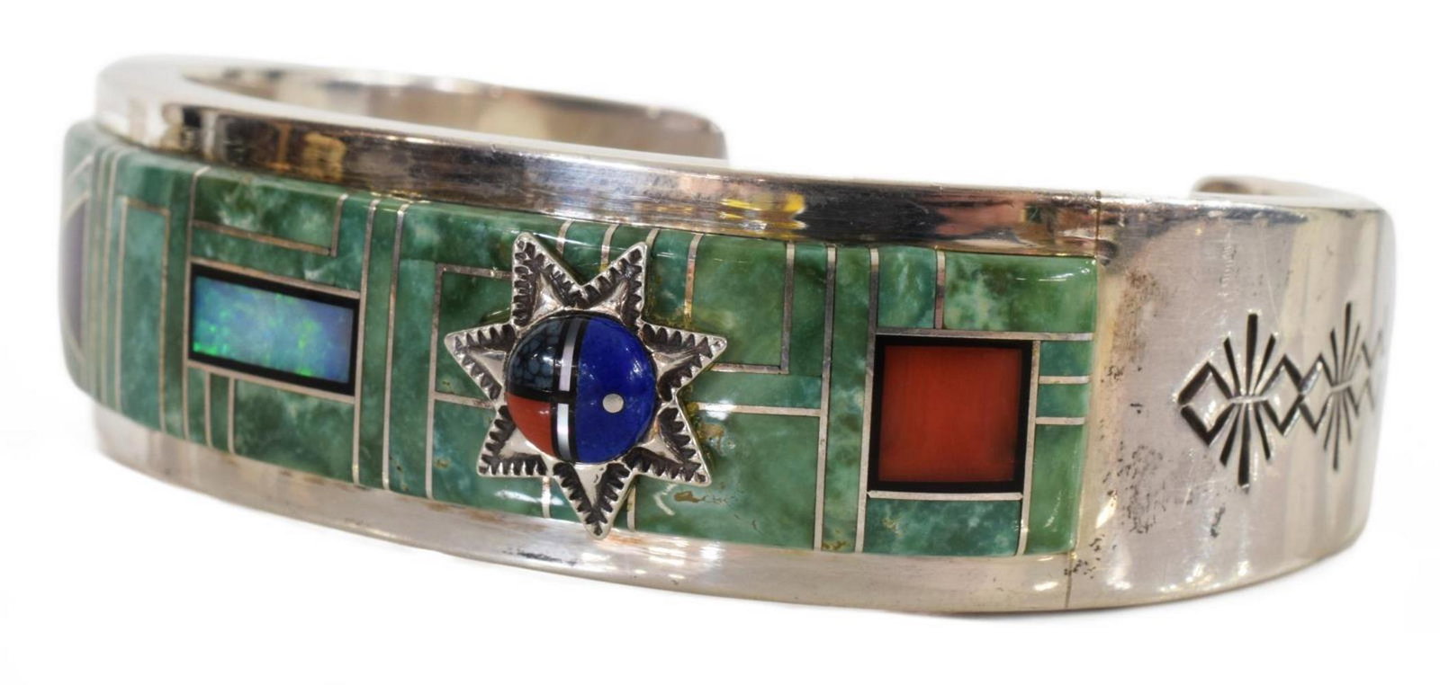ERNEST BENALLY (NAVAJO, B.1958) STERLING CUFF: Native American sterling silver inlaid bracelet, hallmarked E. Benally (Ernest Benally, Navajo, b.1959), sterling, the 0.75"w cuff with incised detail to curved sides, green stone plaque with inlaid o