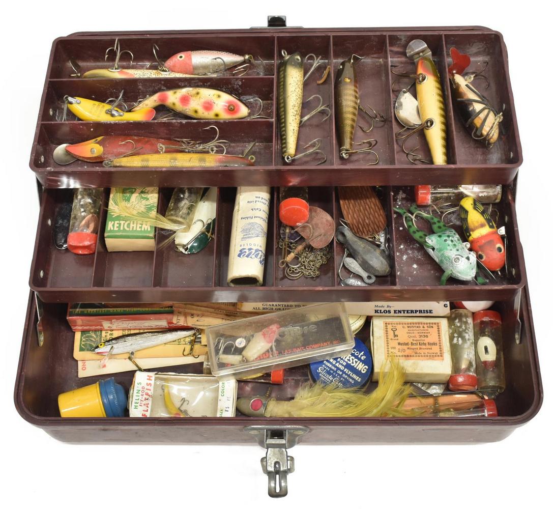 VINTAGE FISHING TACKLE BOX & TACKLE, OLD LURES: Vintage fishing tackle box and tackle, more than 20 lures with top water, divers, spinners, some in boxes, other fishing items, box: 8"h, 15"w, 6.5"d, 5.60lbs Start Price: $80.00