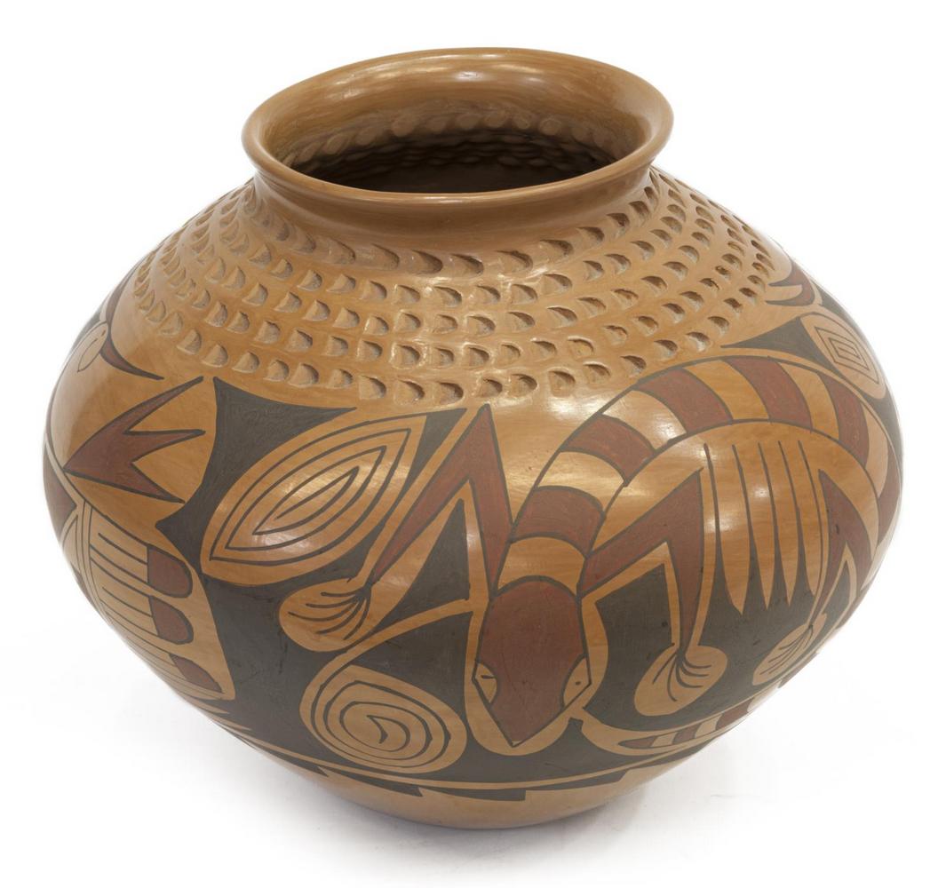 DANIEL GONZALES MATA ORTIZ MEXICO POTTERY OLLA: Large Mata Ortiz pottery olla, Mexico, 20th c., signed Daniel Gonzales, incised geometric banding, with black and red slip geometric and zoomorphic designs, approx 10.25"h, 11.25"diam, 4.75lbs Start P