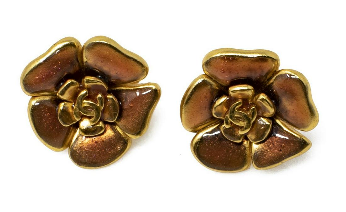 CHANEL GOLD-TONE CC LOGO CAMELLIA EARRINGS (1 of 3)