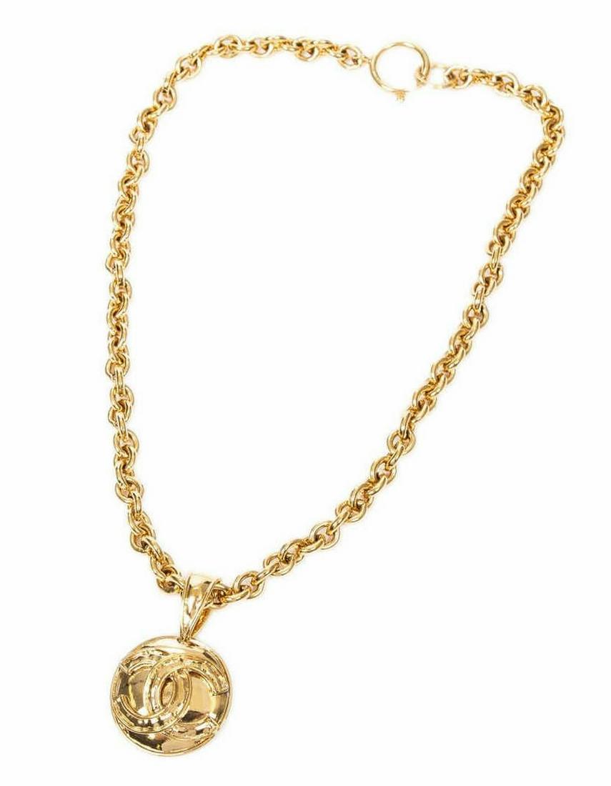 CHANEL GOLD-TONE CIRCULAR CC PENDANT NECKLACE (1 of 2)