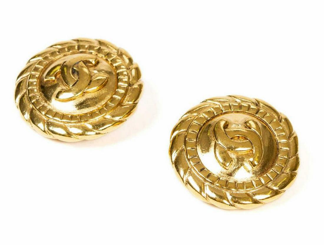 CHANEL GOLD-TONE CC LOGO CLIP-ON EARRINGS (1 of 2)