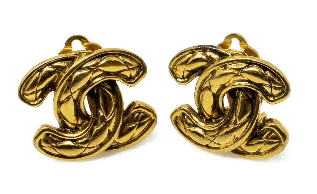 CHANEL GOLD-TONE QUILTED CC LOGO CLIP-ON EARRINGS (1 of 3)