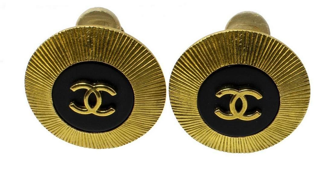 CHANEL GOLD-TONE CC LOGO CLIP-ON EARRINGS (1 of 4)