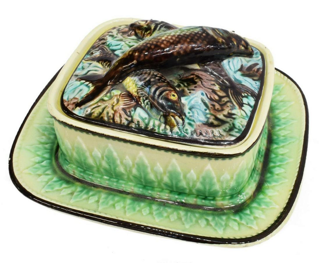 ENGLISH GEORGE JONES (ATTRIB) MAJOLICA SARDINE BOX: English majolica sardine box, attributed to George Jones, late 19th c., lid with high relief sardines, sides and attached underplate with molded foliate motif, unmarked, blacklight examination showing