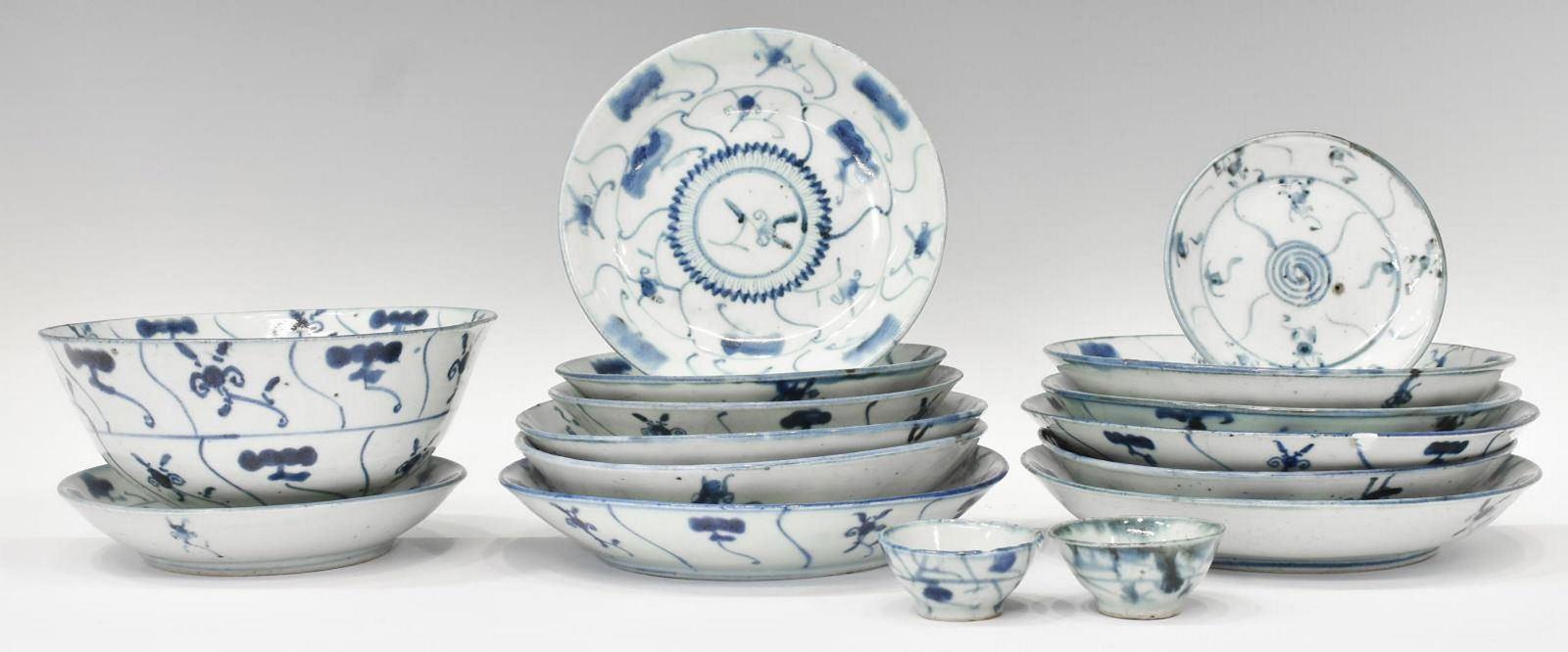 (16) CHINESE MING STYLE PORCELAIN LING ZHI PLATES (1 of 3)