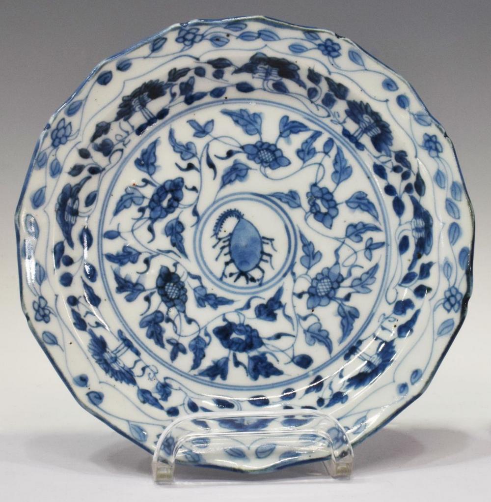 CHINESE BLUE & WHITE PORCELAIN SCORPION PLATE (1 of 3)