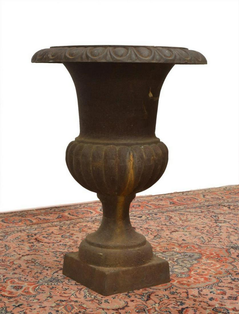 CAST IRON CAMPAGNA FORM GARDEN URN PLANTER (1 of 4)
