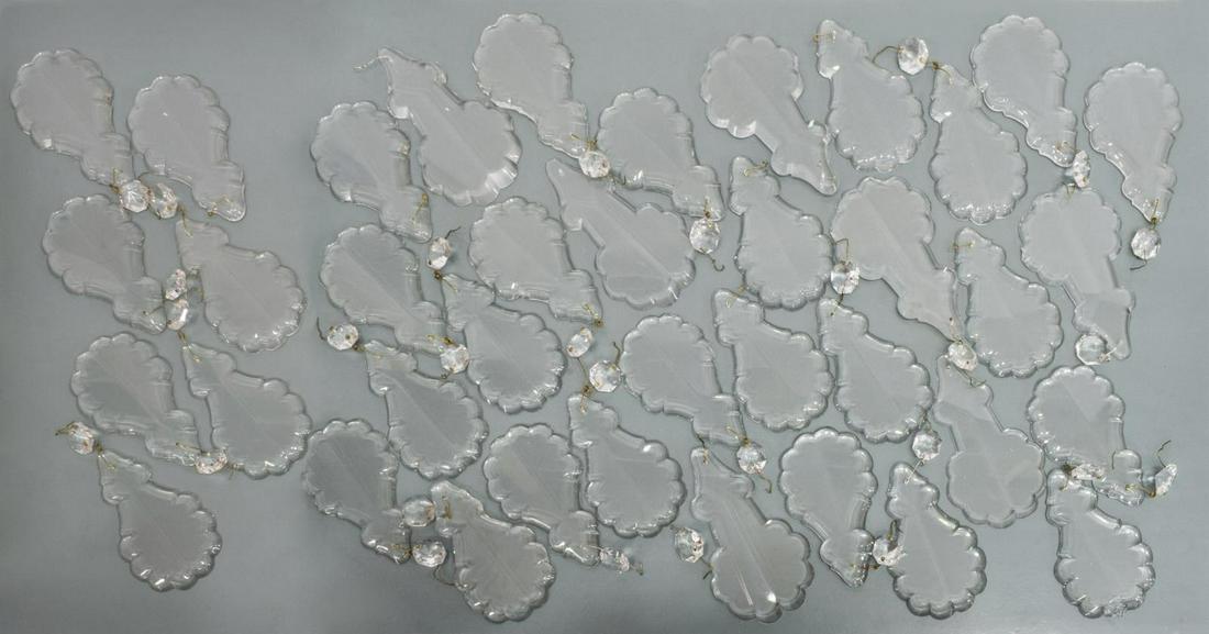 (LOT) LARGE CHANDELIER CRYSTAL SCALLOPED PRISMS (1 of 3)