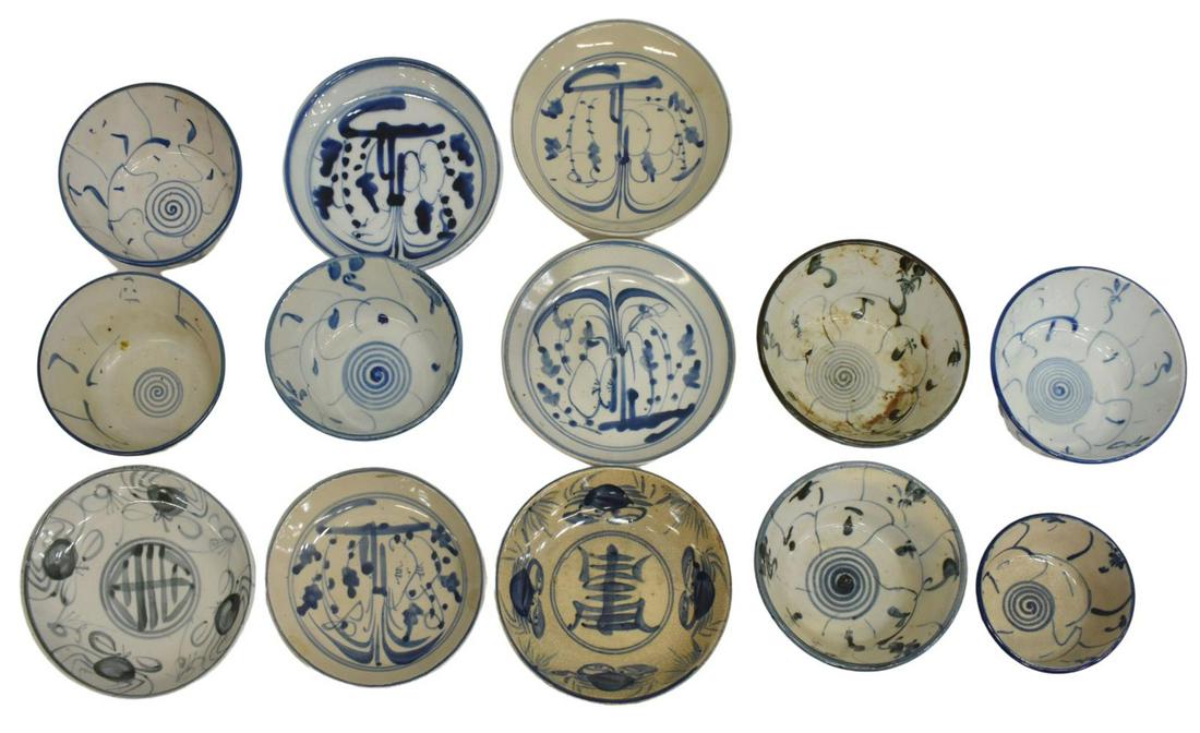 (13) CHINESE MING DYNASTY STYLE PORCELAINS: (lot of 13) Chinese Ming Dynasty style porcelain bowls and plates, blue underglaze applied with loose brushstrokes, including: (7) bowls, largest: approx 2.5"h, 5.5"diam, (6) plates, (two) with design