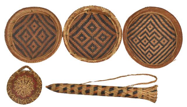 (5) COUSHATTA TRIVET AMAZONIAN TRAYS & DART QUIVER: (lot of 5) Woven baskets, including: (3) Amazonian trays, c.1950-1980, approx 1.25"h, 9.5"diam, (1) Amazonian dart quiver, c.1950-1980, approx 16"l; (1) pine-needle trivet with hanger, possibly Cousha