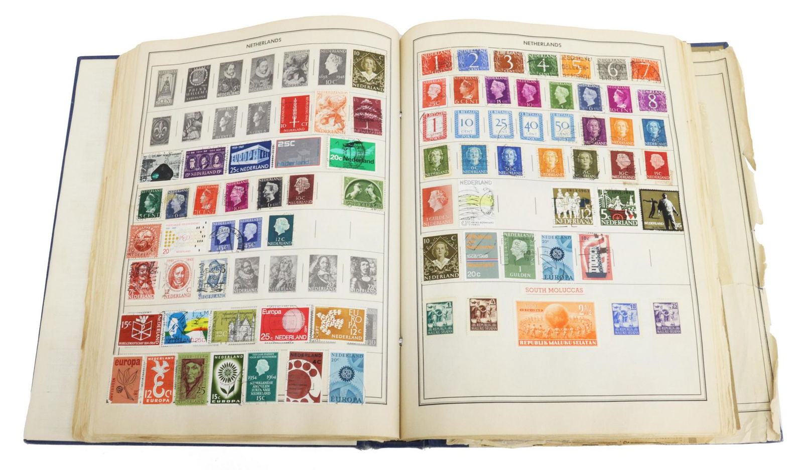 (LOT) WORLD POSTAGE STAMP COLLECTION IN ALBUM (1 of 4)