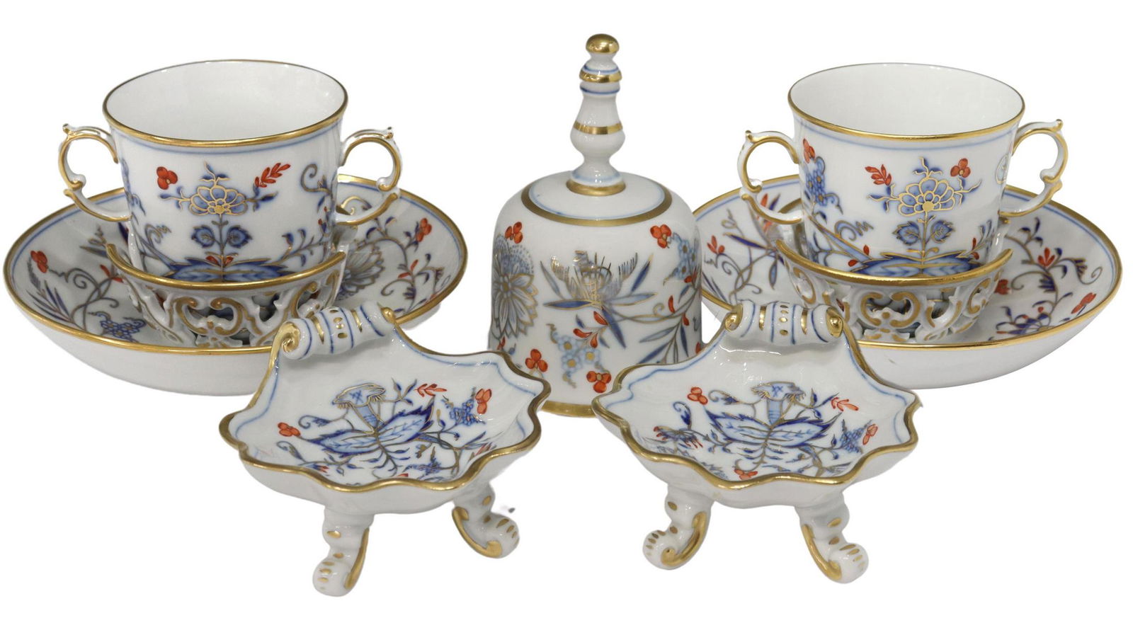 (7) MEISSEN RICH BLUE ONION PORCELAIN, TREMBLEUSE: (lot of 7) Meissen porcelain tableware, in the "Rich Blue Onion" pattern, parcel gilt, with hand-painted blue and red floral motifs, blue underglaze crossed swords mark, including: (2) trembleuse sauc