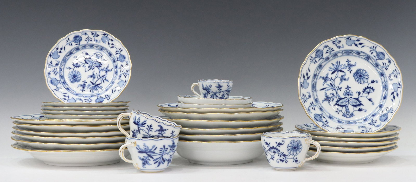 (32) MEISSEN 'BLUE ONION' GILT TRIM DINNER SERVICE: (lot of 32) Meissen porcelain dinner service, in the "Blue Onion" pattern, with gilt trim, assembled with varied marks, including: (6) dinner plates, approx 9.75"diam, (6) salad plates, approx 7.5"dia
