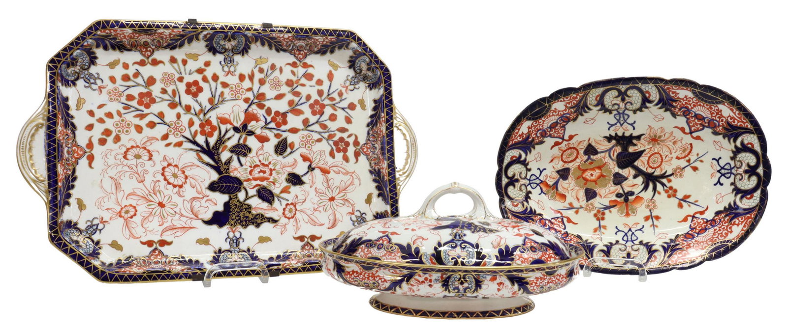 (3) ROYAL CROWN DERBY 'KINGS' PLATTERS, TUREEN: (lot of 3) English Royal Crown Derby serviceware, in the "Kings" pattern, including: (1) lidded vegetable tureen, approx 11.25"w, (1) oval platter, intact with hairline, approx 13.25"w, (1) handled pl