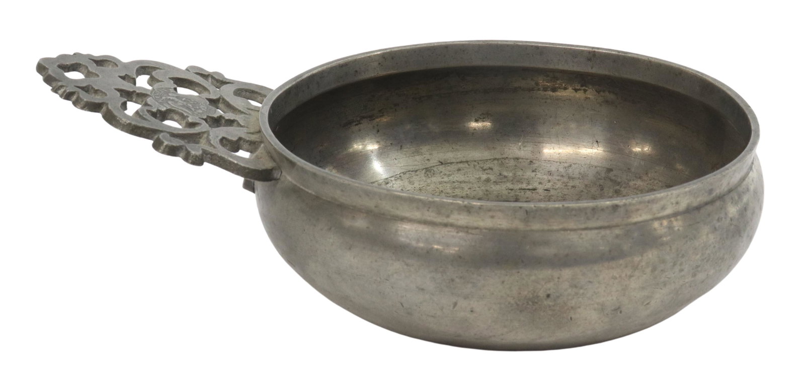 SAMUEL E. HAMLIN RHODE ISLAND PEWTER PORRINGER: American pewter porringer, Samuel E. Hamlin, Jr. (Providence, Rhode Island, 1801-1856), pierced flower handle with eagle and anchor touchmark, linen mark clear at handle join, approx 2.5"h, 7.75"l, 5.