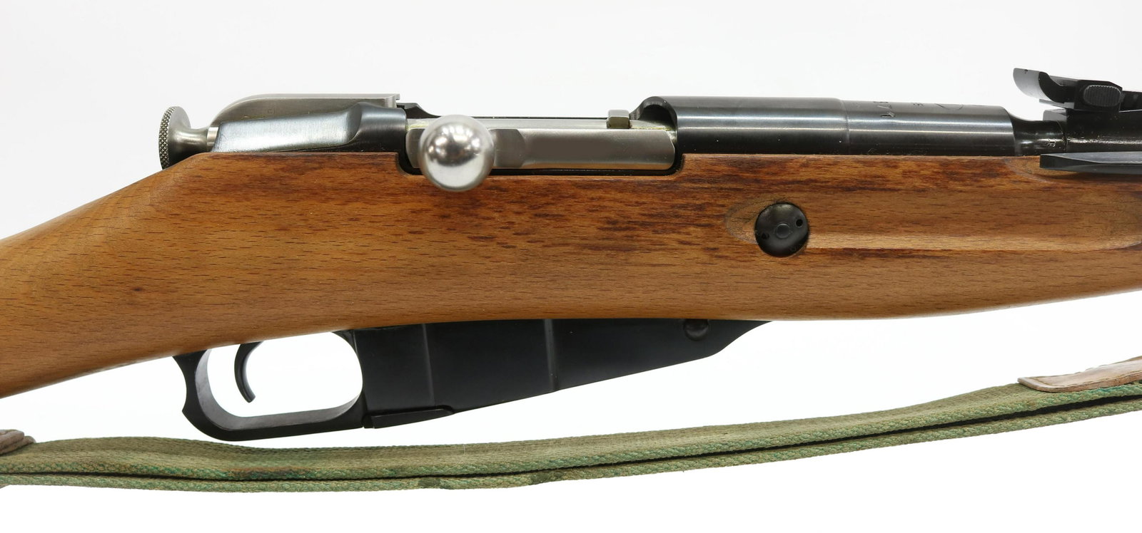 POLISH M44 CARBINE & BAYONET: Polish wz.44 carbine after the Russian Mosin Nagant M44, appears in excellent condition, mfg. 1955, bolt action, 7.64 caliber, 21" barrel, hooded front sight, adjustable rear sight, cleaning rod, moun