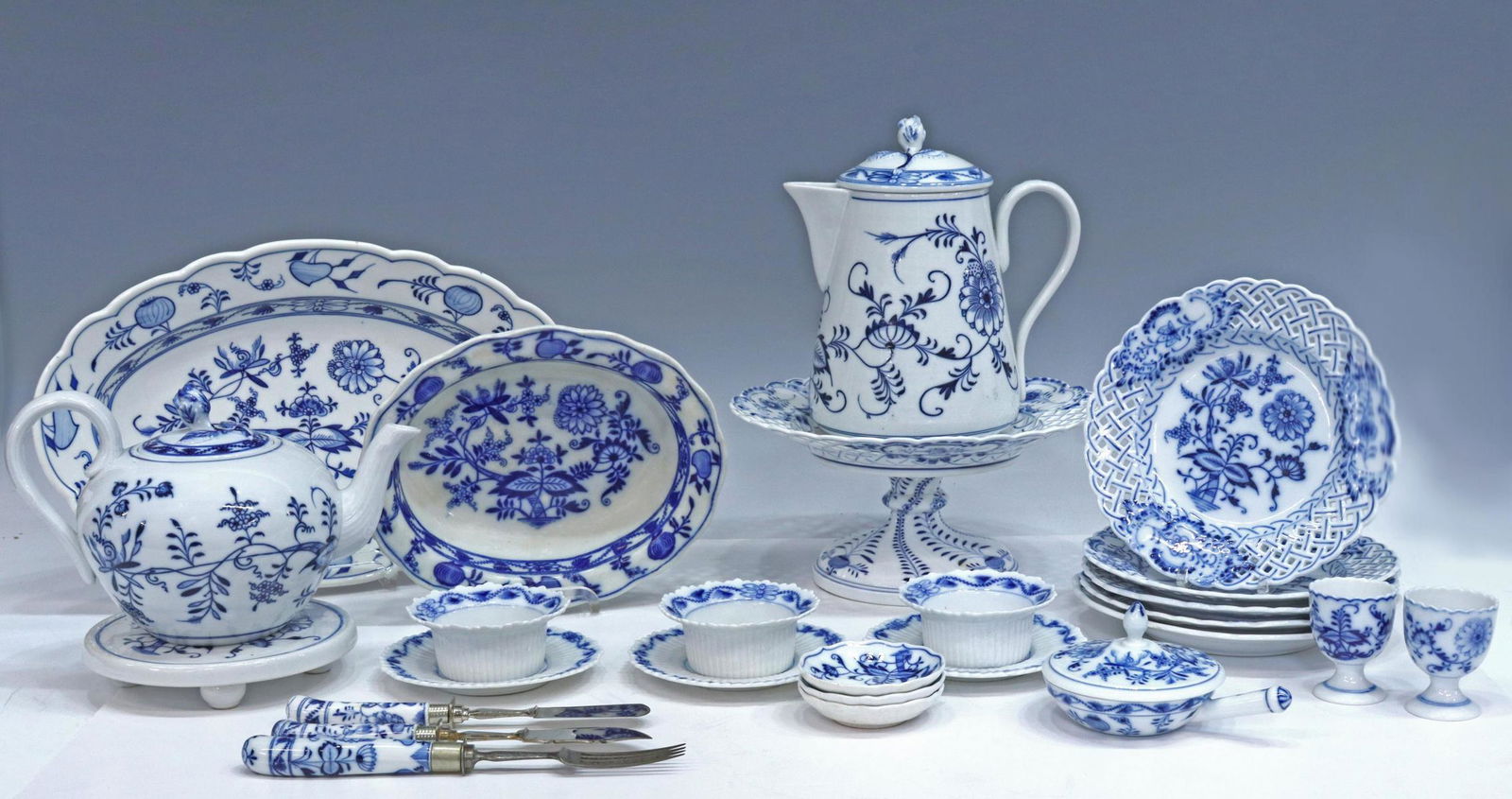 (26) BLUE ONION STYLE PORCELAIN TABLEWARE (1 of 14)