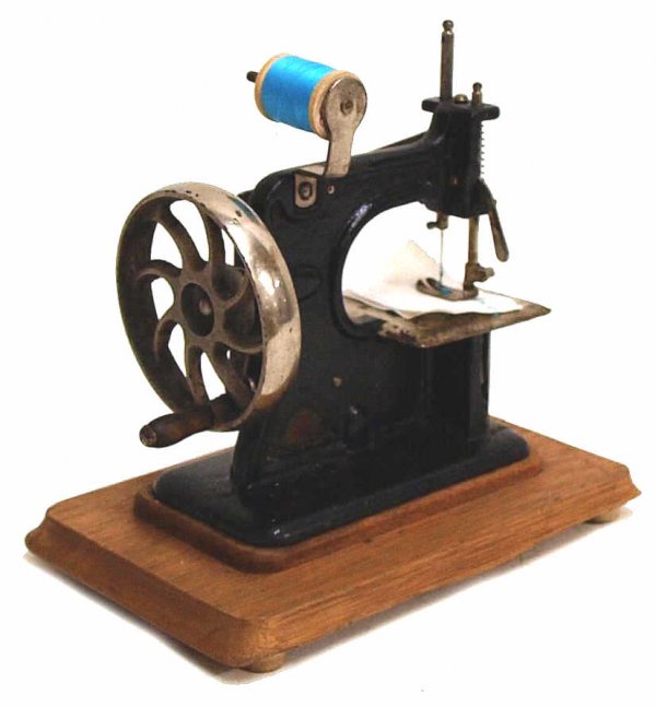 ANTIQUE CHILD'S SEWING MACHINE, C. 1925: Child's sewing machine, c. 1925, the functional iron machine on wood base, 8"h, 7.5"w, 5"d, 3lbs
