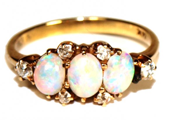 LADIES 14KT GOLD, DIAMOND & OPAL CABOCHON RING