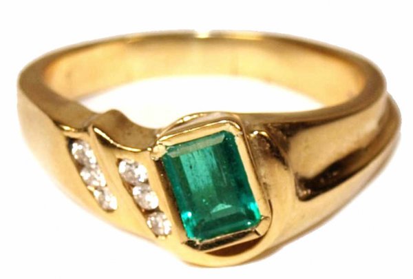 LADIES 18KT GOLD & DIAMOND EMERALD RING