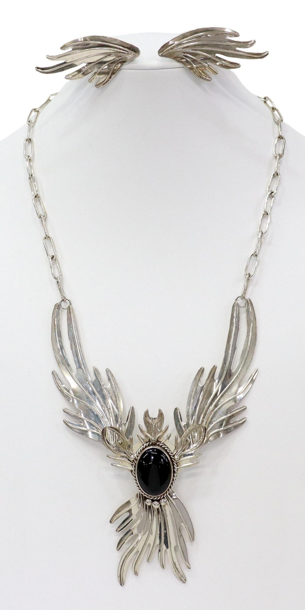 (SET) NAVAJO DENNIS RAMONE STERLING JEWELRY SET: (lot) Native American sterling silver jewelry suite, signed DR (Dennis Ramone, Navajo), comprising: (1) oval link chain joined to articulated, stylized feathers, with central bezel set oval black onyx
