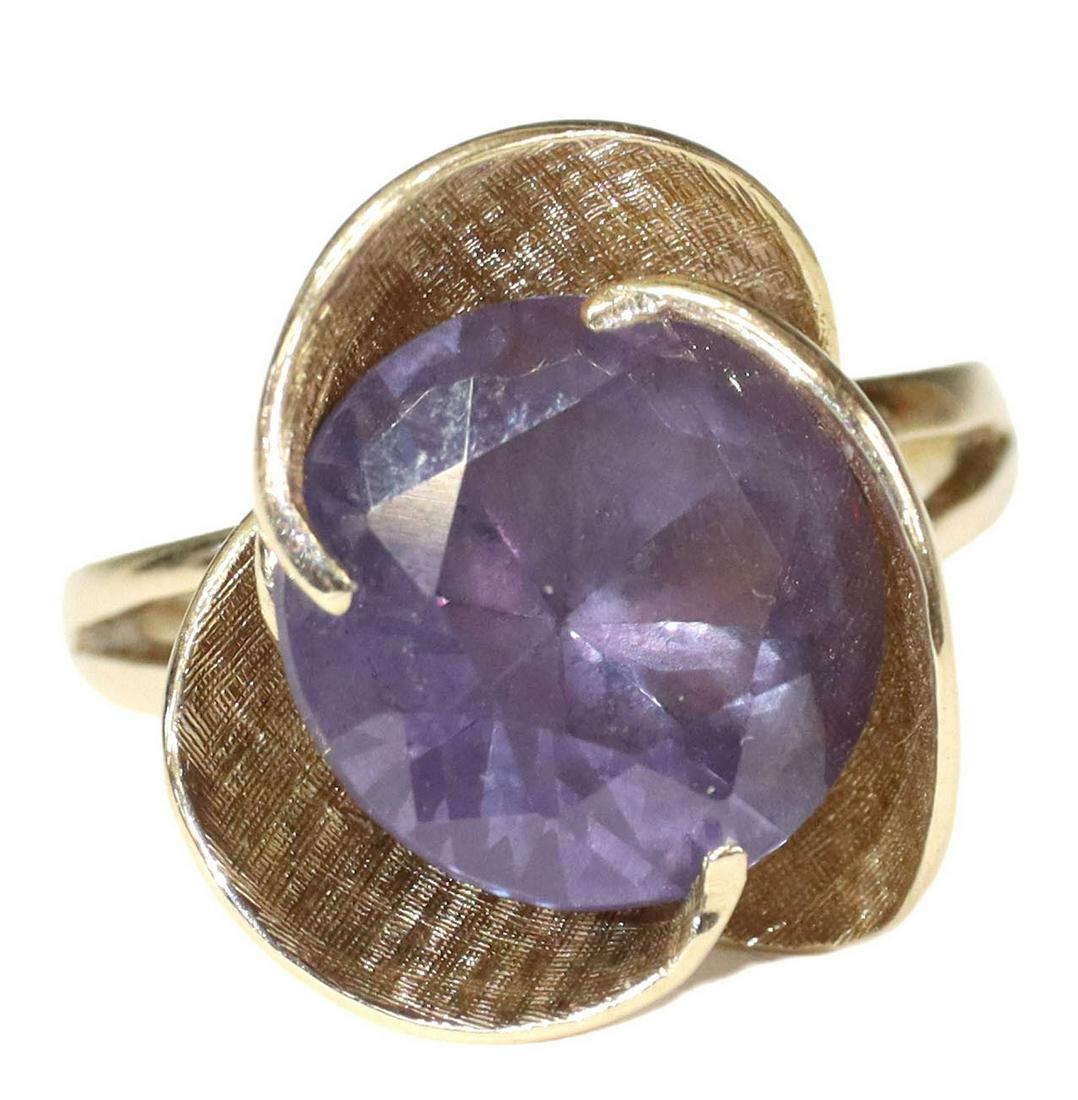 ESTATE LADY'S 10KT YELLOW GOLD & AMETHYST RING (1 of 5)