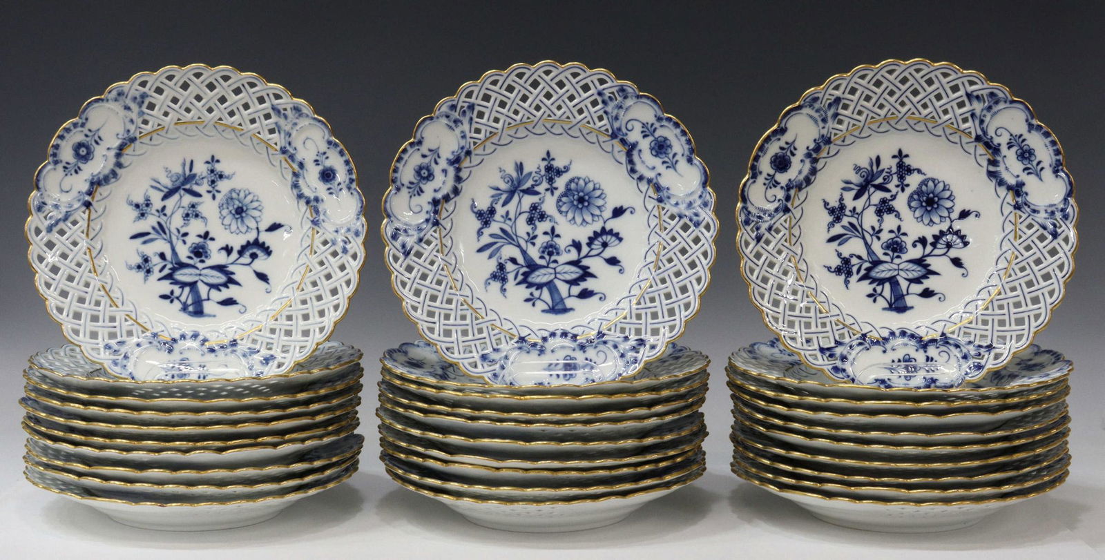(30) MEISSEN 'BLUE ONION' GILT RETICULATED PLATES (1 of 3)