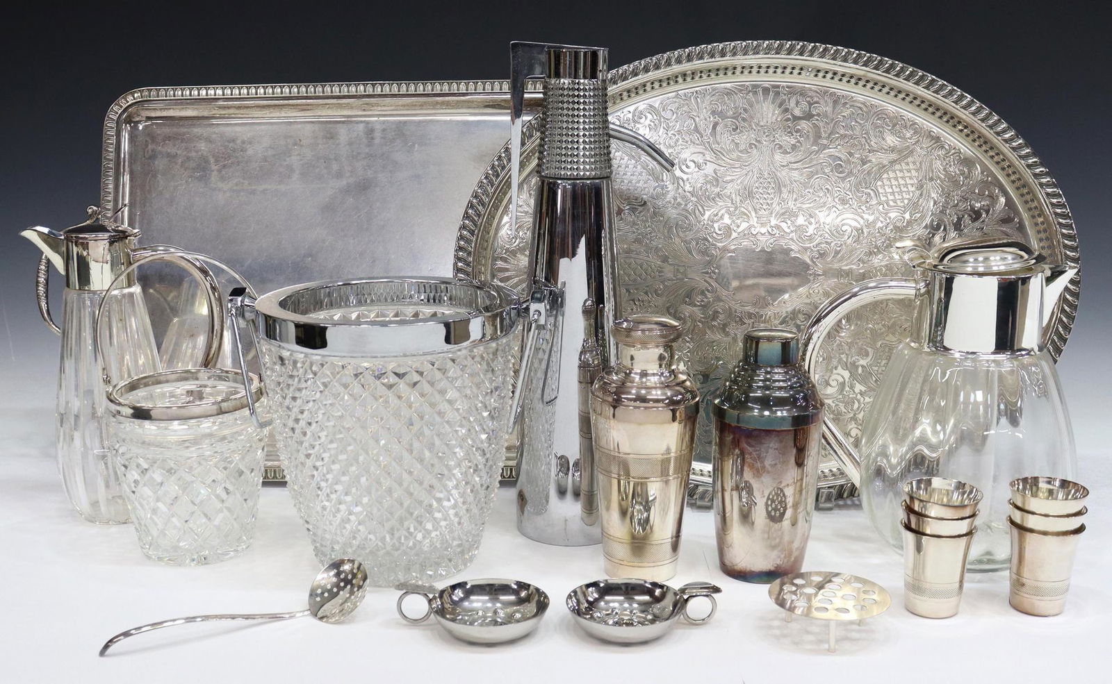 (18) FRENCH SILVERPLATE SERVICEWARE (1 of 9)