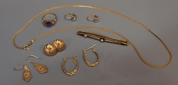 14KT YELLOW GOLD, DIAMOND, AMETHYST JEWELRY GROUP: Group of ladies 14kt yellow gold jewelry comprising: (4 pairs) assorted earrings, one set with light blue topaz; (1) fine necklace, 17.5"l; (1) bar pin set with seed pearls, lacking one pearl on end; 