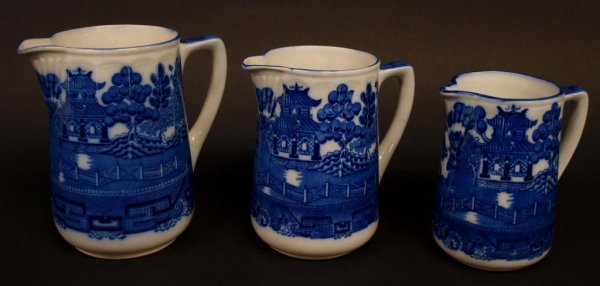 (3) ANTIQUE DOULTON BURSLEM BLUE WILLOW PITCHERS: (lot of 3) Doulton Burslem graduated size blue willow pitchers, c. 1900, no visible cracks or chips under black light examination, largest 7.25"h, 4lbs total