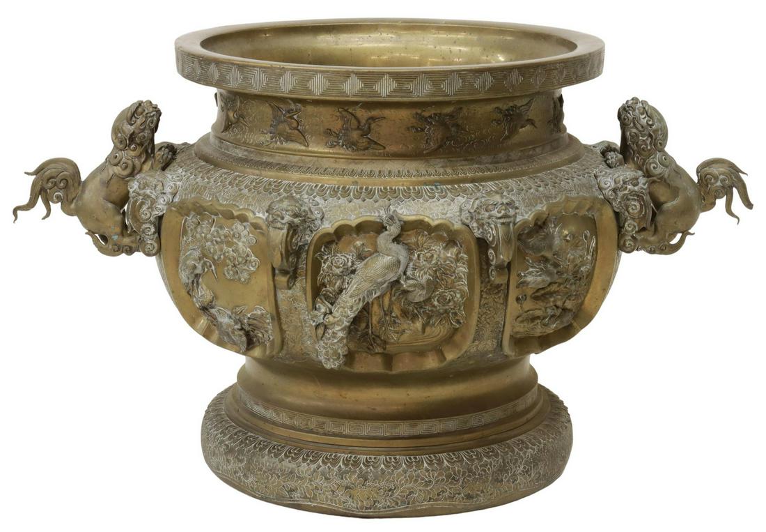 LARGE JAPANESE MEIJI PERIOD BRONZE URN PLANTER (1 of 8)