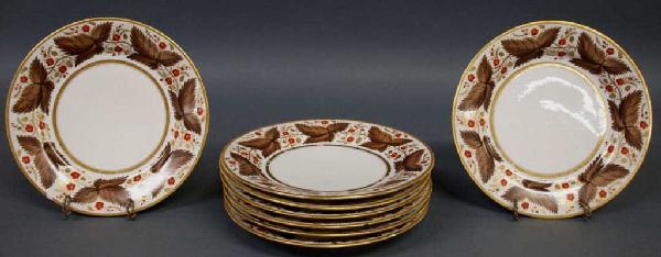19TH C WORCESTER PARCEL GILT PORCELAIN PLATES: (set of 8) Worcester porcelain dinner plates, Flight, Bar and Bar, early 19th c., each parcel gilt with a wide foliated border of rich reds and brown on a white ground, impressed crown over FBB mark, 