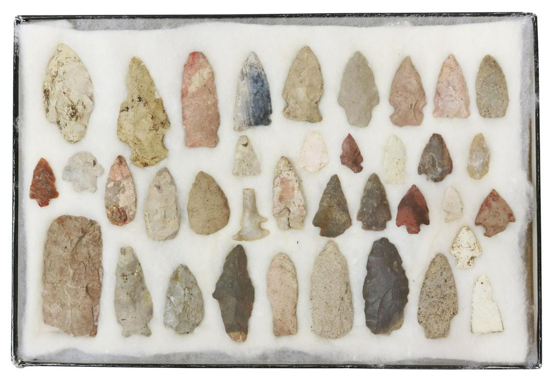 (37) NATIVE AMERICAN ARTIFACT GROUP, ARROWHEADS (1 of 2)