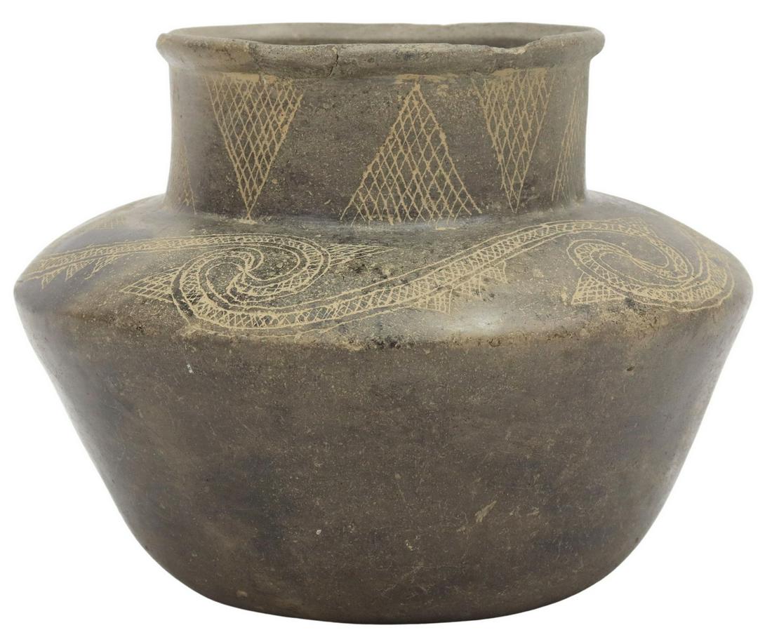 NATIVE AMERICAN POTTERY VESSEL (1 of 4)