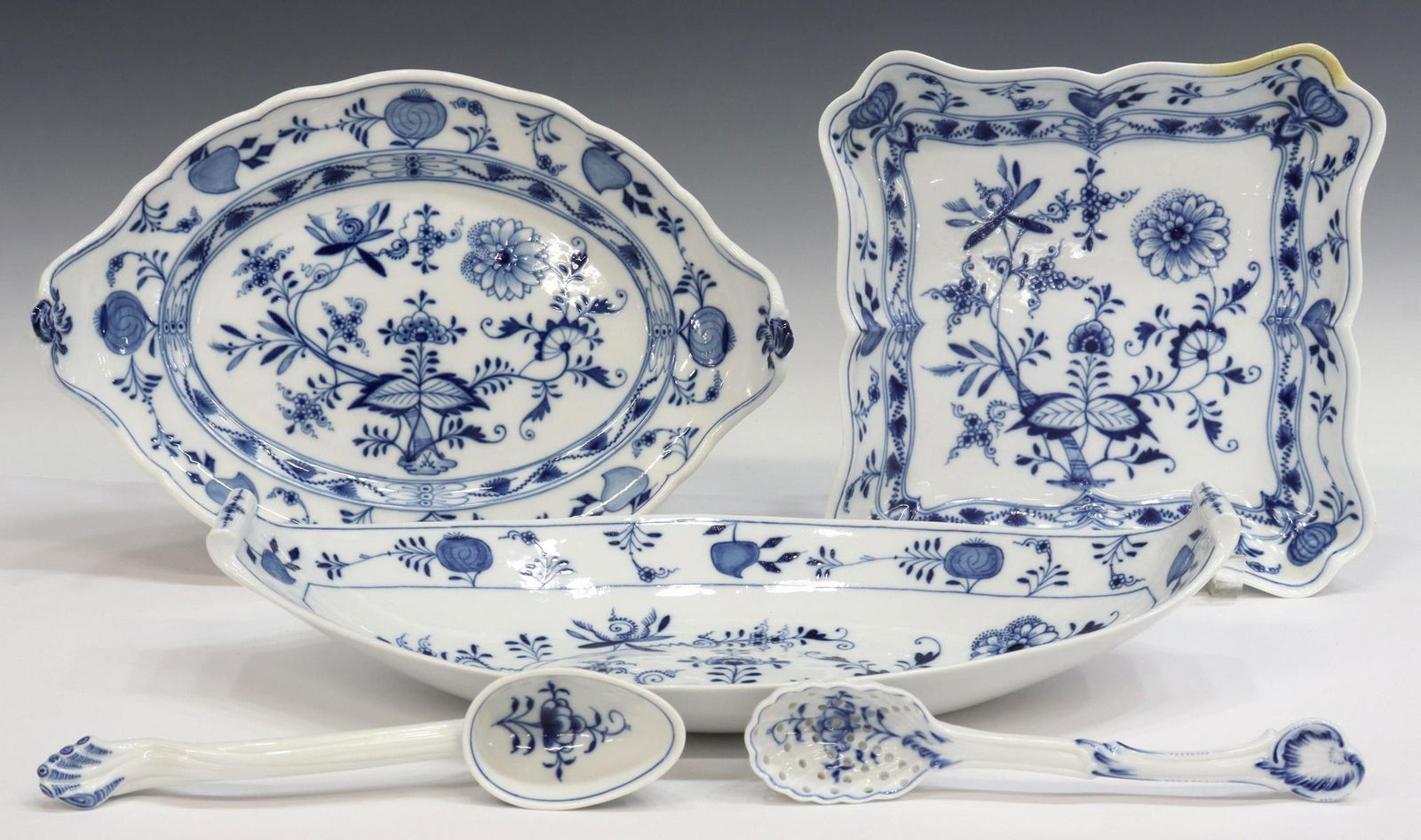 (5) MEISSEN 'BLUE ONION' PORCELAIN TABLEWARE (1 of 4)