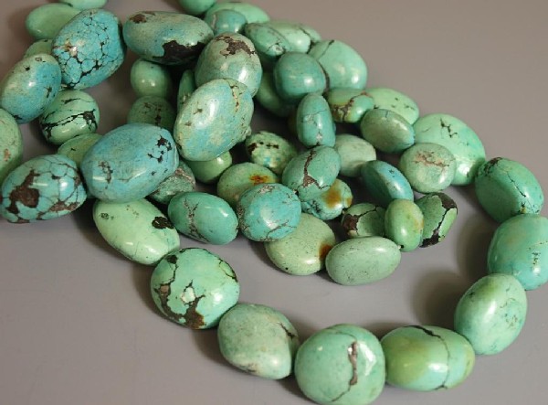 COLLECTION TURQUOISE NECKLACE & BRACELETS: (lot of 5) A turquoise necklace together with (4) expandable turquoise bracelets, varied coloring and shaped discs and beads, necklace: 18"l, 325 grams total