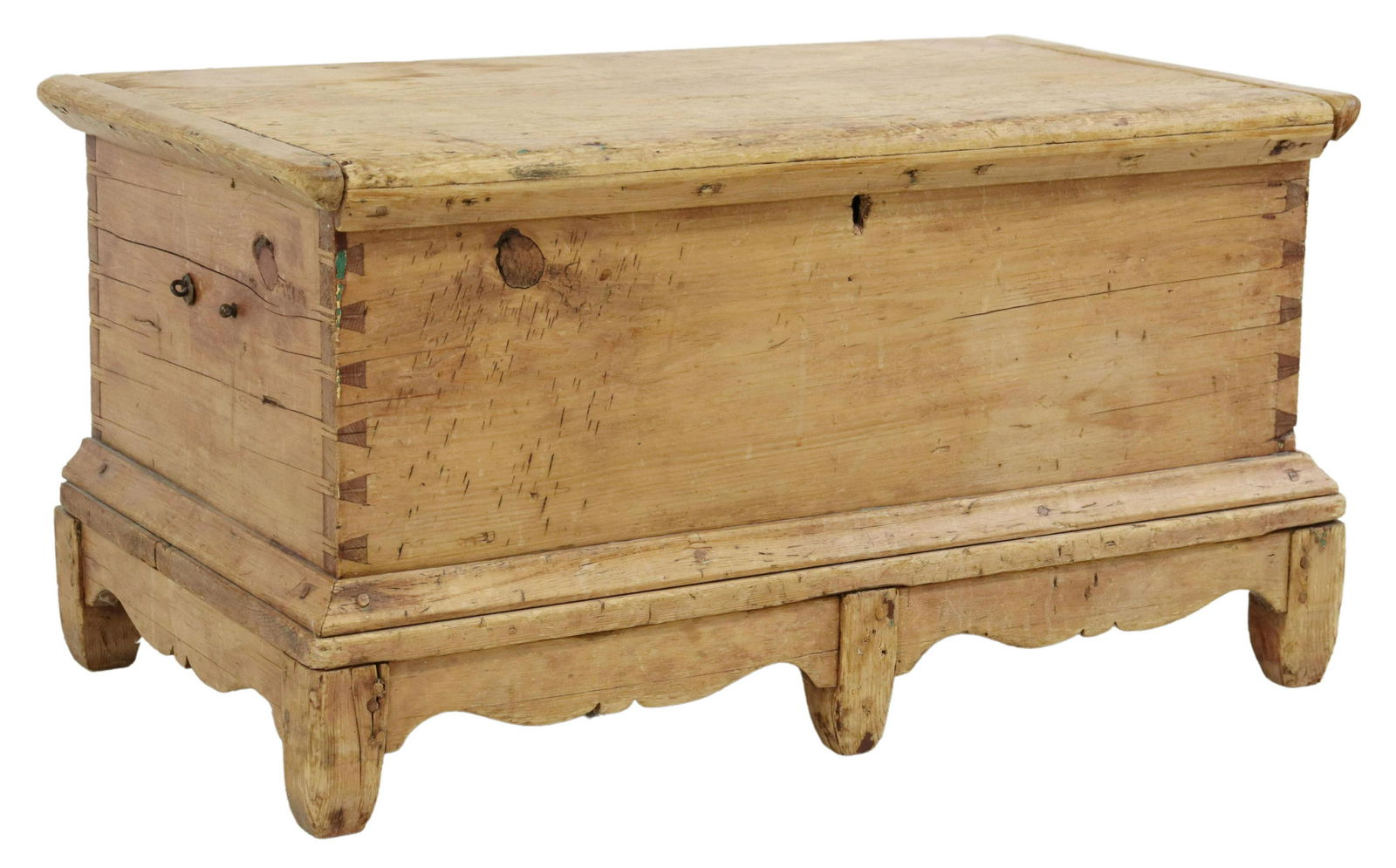 ANTIQUE AMERICAN PINE STORAGE TRUNK (1 of 5)
